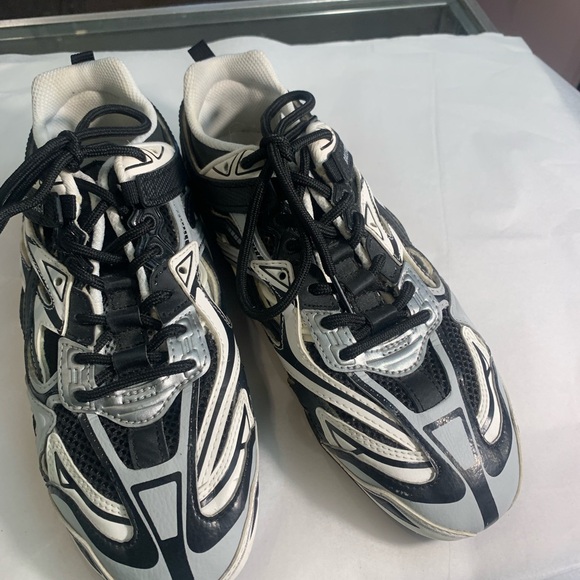 Ladies  Black and White Athletic Shoes size 38 or 7 1/2 - Picture 3 of 9